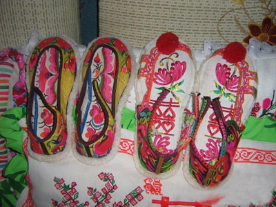 走進(jìn)彝族的鞋世界 行走于足下的歷史、信仰與生活